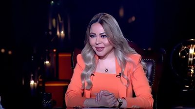 أسما إبراهيم على خطى عارضات الأزياء (شاهد)