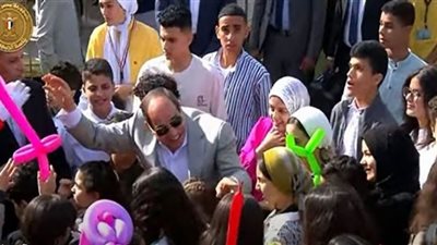 الرئيس الإنسان..السيسي يوزع الهدايا على أبناء الشهداء