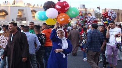 بالونات وأجواء احتفالية بساحات مسجد عمرو بن العاص في مصر القديمة