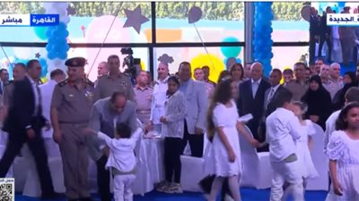 طفل يُفاجئ الرئيس السيسي بالأحضان| شاهد