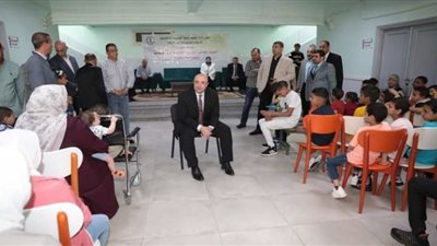 محافظ بني سويف يقدم التهاني للأطفال الأيتام بمناسبة عيد الفطر