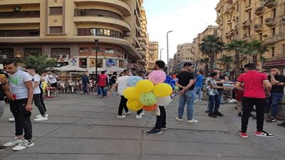 احتفالات المواطنين بأول أيام عيد الفطر في شوارع وسط البلد