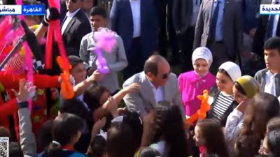 السيسي يوزع 