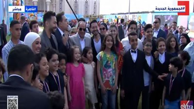 السيسي يلتقط صورًا مع أبناء الشهداء ونجوم الفن| فيديو