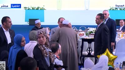 السيسي يُقبل رأس والد أحد الشهداء| فيديو