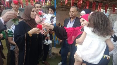 بالهدايا والورود.. رئيس مدينة طما تفاجئ الأطفال بالنادي الرياضي