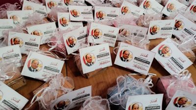 توزيع الورود وكروت التهنئة على المارة احتفالًا بعيد الفطر في كفر الشيخ