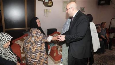 محافظ بني سويف يحتفل بالعيد مع المسنين: ويؤكد 
