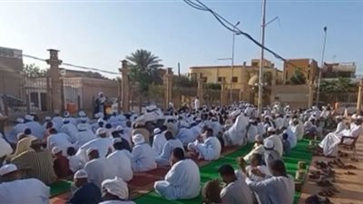 صلاة عيد الفطرفي السودان تحت وابل الرصاص ودخان القنابل (شاهد)