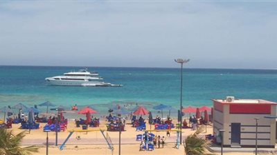 استمرار توافد المواطنين والزائرين على شواطئ ومنتجع العائلات بالبحر الأحمر