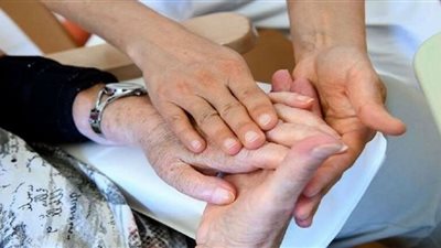 تنمل الأصابع علامة من علامات فقر الدم.. طبيب يوضح