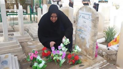 حكم زيارة المقابر في العيدين.. فيديو