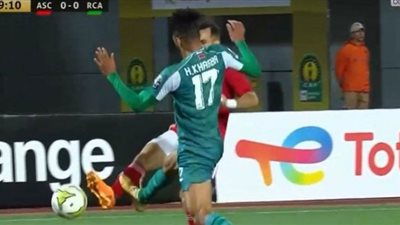 الأهلي يتقدم على الرجاء في الشوط الأول برأسية محمد عبدالمنعم