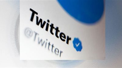 ساويرس وهنيدى وسمية الخشاب أبرز ضحايا اختفاء العلامة الزرقاء