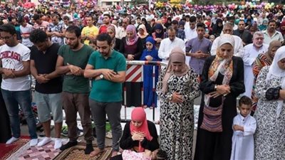 وقوف السيدات بجوار الرجال في صلاة العيد تشعل فتنة| رد حاسم من الأزهر (شاهد)