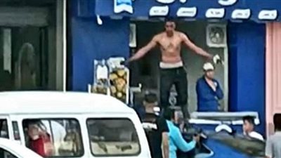 شاب يتجرد من ملابسه يثير الرعب بالغربية