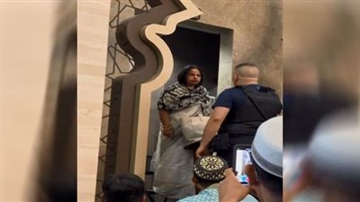 امرأة تقتحم مسجدًا أثناء صلاة عيد الفطر