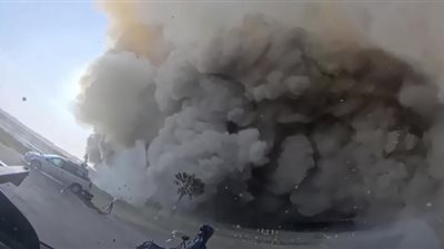 صاروخ إيلون ماسك العملاق يحطم سيارة خلال إطلاقه.. شاهد