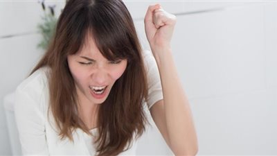 كيف نفرق بين أعراض الإصابة بالسرطان والبواسير؟.. طبيب أورام يكشف السر