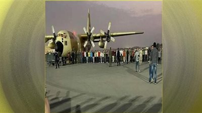 وصول الجنود المصريين وعدد من أبناء الجالية في السودان.. أم الدنيا لا تتخلى عن أبنائها