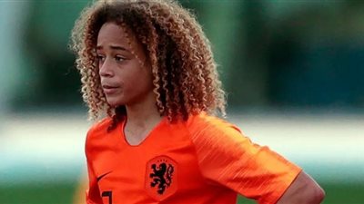 كومان يضغط لاستمرار هداف الدوري الهولندي مع أيندهوفن