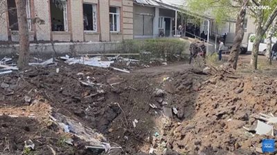 صاروخ روسي يحول ساحة مدرسة أوكرانية لحمام سباحة.. شاهد