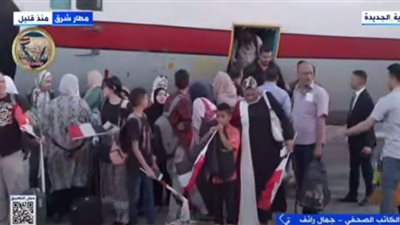 لحظة وصول المصريين القادمين من السودان (فيديو)