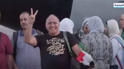 مصري عائد من السودان يشكر السيسي والقوات المسلحة (فيديو)