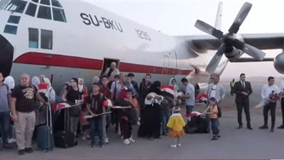 عائدون من السودان: نشكر الرئيس على سرعة الاستجابة لنا| فيديو