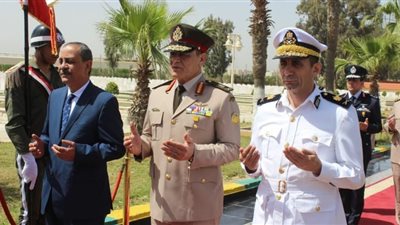 في ذكرى تحرير سيناء.. محافظ الإسماعيلية يضع إكليلًا من الزهور على النصب التذكاري