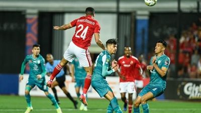 مدرب الرجاء المغربي يواجه انتقادات جماهيرية عنيفة قبل ملاقاة الأهلي