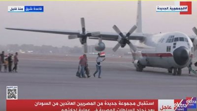 استقبال دفعة مصرية جديدة عائدة من السودان بالأعلام والزغاريد .. فيديو