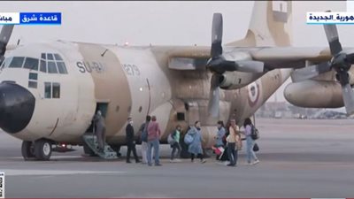 لحظة وصول مجموعة جديدة للمصريين القادمين من السودان.. فيديو
