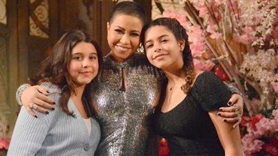 شيرين ترضي جمهورها باصطحاب بناتها على المسرح.. فيديو