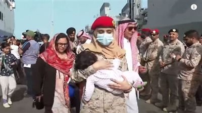 إنزال رعايا من 58 جنسية بقاعدة الملك فيصل بالسعودية| فيديو