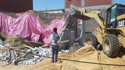 تنفيذ حالتي إزالة لتعديات بالبناء المخالف بمركز ومدينة أبوصوير