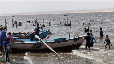 إقبال كثيف على شواطئ بحيرة قارون 