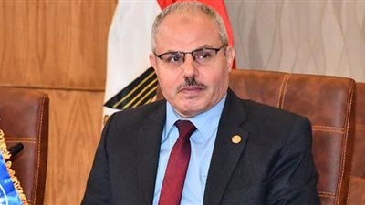 رئيس جامعة القناة يوجه مجلس أمناء الكليات برفع درجة الاستعداد داخل المعامل