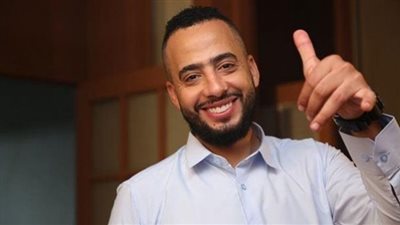 أهل ملوي يستقبلون عصام السقا بالهتافات 