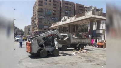 حى حلوان يشن حملة رفع الاشغالات من امام محيط محطة المترو