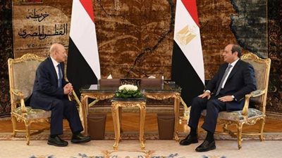 الرئيس السيسي يلتقي برئيس مجلس القيادة الرئاسي بالجمهورية اليمنية