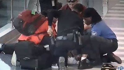 سرعة البديهة تنقذ طيارًا من السكتة القلبية.. شاهد