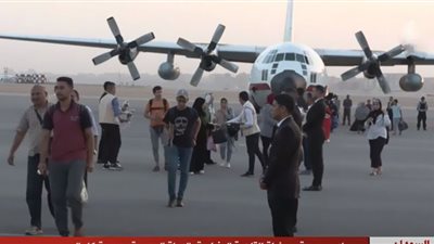وصول مجموعة جديدة من المصريين والسودانيين لمطار القاهرة.. فيديو