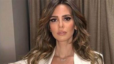 إيمان العاصي تستجم بالعطلة الصيفية بفستان فضفاض