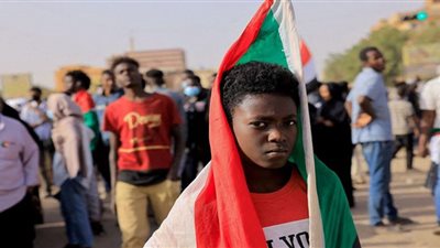 سودانيون يطردون طاقم قناة الجزيرة في الخرطوم.. فيديو