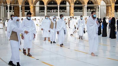 حكم تغطية المرأة وجهها بالكمامة وهي محرمة