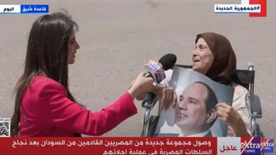 عائدة من السودان تفاجئ مذيعة بحضن على الهواء.. شاهد