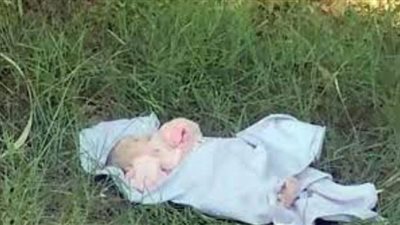 الأمن يحقق في إلقاء طفل رضيع أمام مسجد