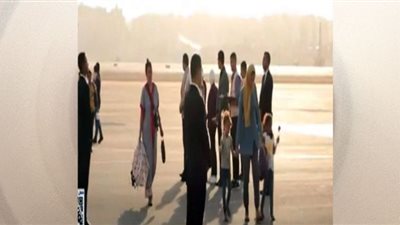 استقبال مصريين عائدين من السودان بالورود والأعلام (شاهد)