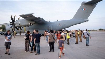 فرنسا تجلي موظفيها الأمميين من السودان على متن طائرة عسكرية